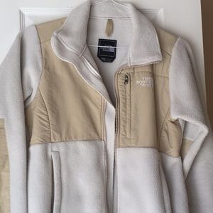 Women’s Cream & Tan North Face jacket Size XS/TP.